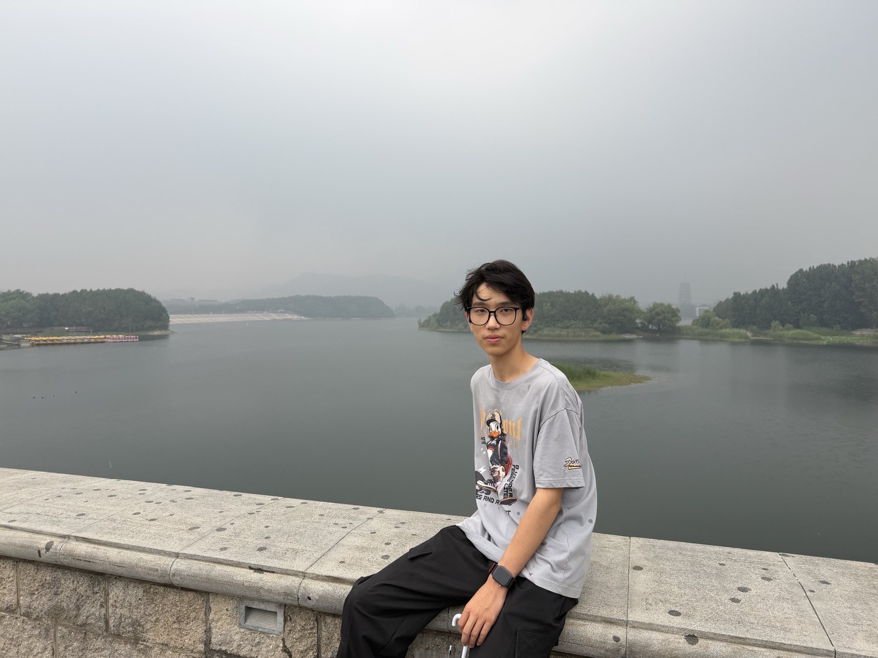齐恩贺坐在湖边